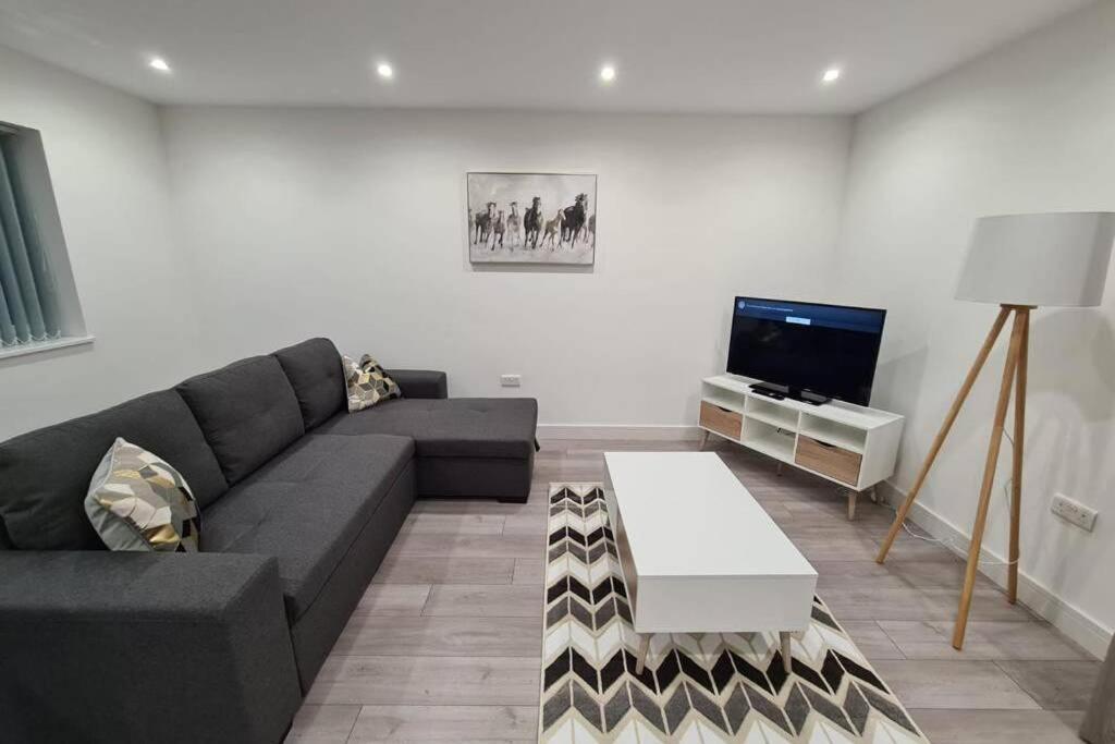 Entire Property Luton 2 Bedroom Apartment Home From Home Great Location Ngoại thất bức ảnh